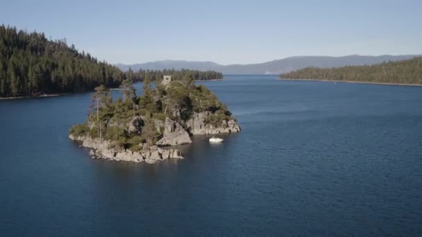 Hombre Zambulle Detrás Barco Motor Fannette Island Lake Tahoe — Vídeos de Stock