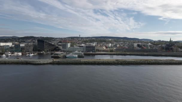 Volando Hacia Puerto Trondheim Noruega Tiro Aéreo Con Drones — Vídeos de Stock