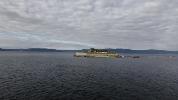 Island Munkholmenロンドンハイムに位置するFjord近くノルウェーのシティTrondheim 空撮ドローン — ストック動画