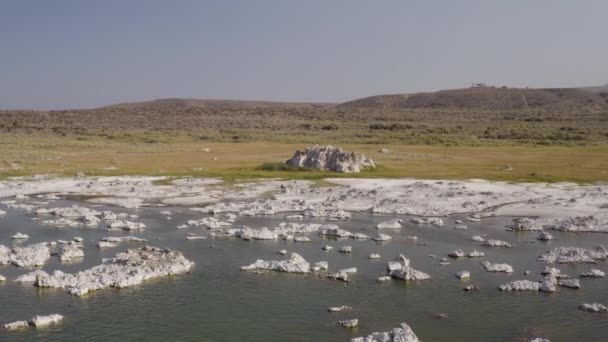 Flytta Över Kalkstensavlagringar Mono Lake Med Besökscentret Vista Point Bakgrunden — Stockvideo