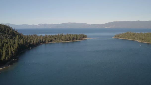 Ascendiendo Por Encima Emerald Bay Con Orilla Oriental Del Lago — Vídeos de Stock