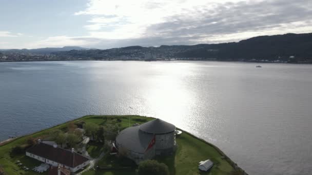 Trondheim Fjord Perto Ilha Munkholmen Cidade Norueguesa Trondheim Tiro Drone — Vídeo de Stock