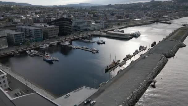 Båtar Vid Färjeterminalen Och Hamnen Trondheim City Norge Antenn Cirkel — Stockvideo