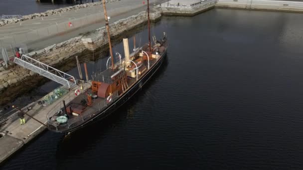 旧木製ボートは ノルウェー中部のTrondheim Fjordによって港で係留されました — ストック動画