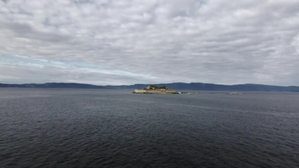 Dalgaların Üzerinden Trondheim Norveç Teki Munkholmen Adasına Doğru Uçuyor — Stok video