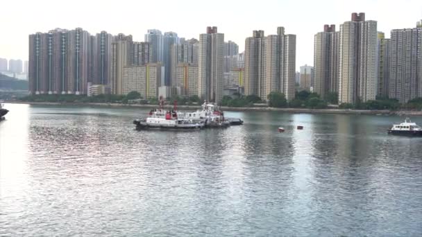 Dos Barcazas Agua Junto Apartamentos Gran Altura Hong Kong — Vídeo de stock