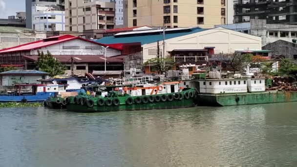 Barcaza Acoplada Lado Casa Envío Día Ciudad Exterior — Vídeo de stock