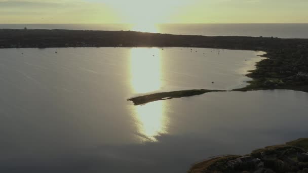 Vuelo Aéreo Inverso Lento Sobre Lago Montauk Final Long Island — Vídeo de stock