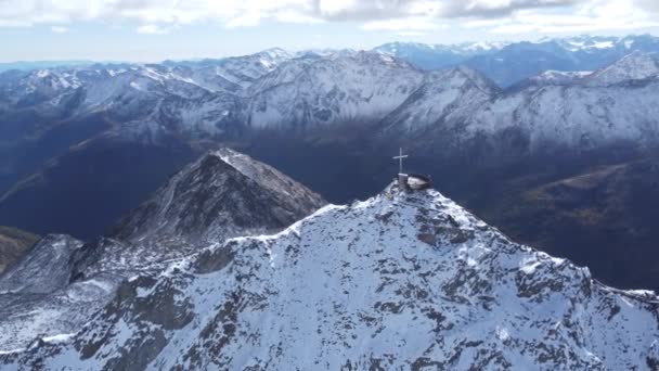 Aerial Arc Shot Cross Summit Iceman Otzi Peak Breathtaking Panoramic — Stock Video