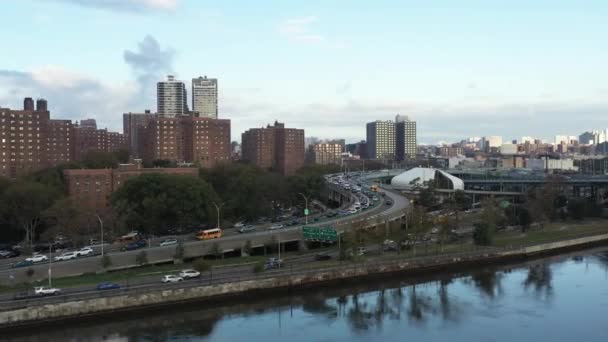 Авіаційний Ухил Вниз Житловим Проектом Трафіком Harlem River Drive Нью — стокове відео