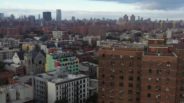 Повітряний Вантажний Автомобіль Нахилений Над Житловим Проектом Місті Східний Гарлем — стокове відео