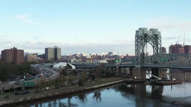 横跨特里伯勒罗伯特 肯尼迪桥的空中飞艇 在纽约市与哈莱姆会合 — 图库视频影像