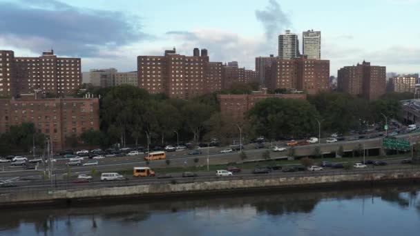 Padella Aerea Attraverso Harlem River Drive Progetto Abitativo East Harlem — Video Stock