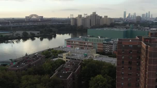 ニューヨークのハーレム川を渡る高速空中パン 住宅プロジェクトとヘルゲートブリッジのビュー — ストック動画