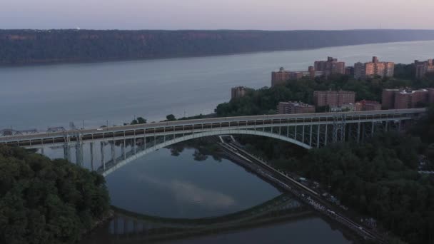 Nádherná Letecká Dráha Mostu Henryho Hudsona Vrcholu Manhattanu New Yorku — Stock video