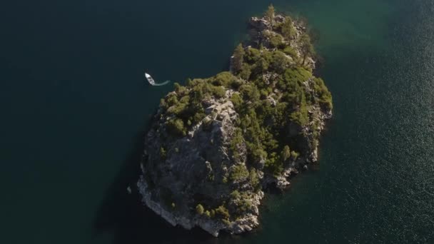Vit Motorbåt Utanför Fannette Island Vid Lake Tahoe Kalifornien — Stockvideo