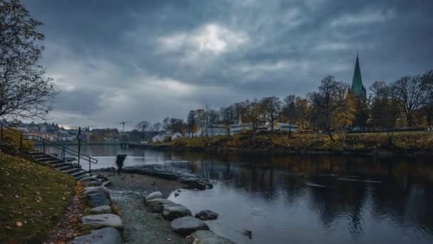 Norveç Trondheim Kentindeki Nidaros Katedrali Manzaralı Nidelva Nehri Üzerindeki Kasvetli — Stok video