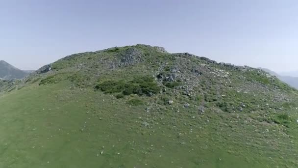 Epic Aerial Shot Cresting Rocky Peak Reveal Picturesque Green Valley — Stock Video