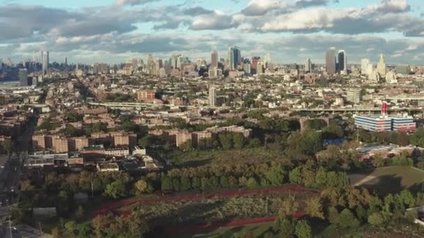 Flyg Resa Över Brooklyn New York City Med Bostadsprojekt Och — Stockvideo