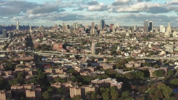 ブルックリンの住宅プロジェクトの近くで撮影された空中セトリングBqeの高速道路と遠くのスカイラインとニューヨーク市 — ストック動画