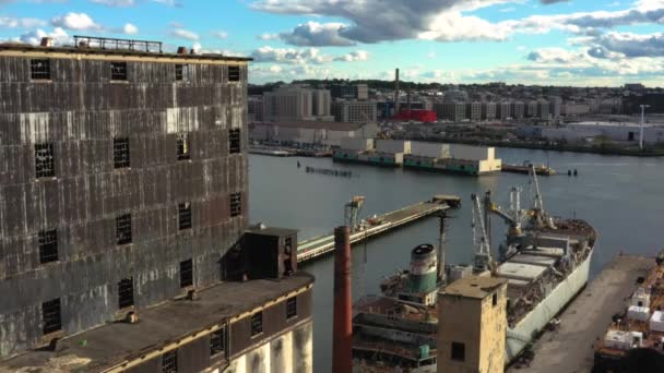 大規模な穀物ターミナルとブルックリンの工業港の古い船の隣に空中プルニューヨーク市 — ストック動画