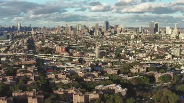 纽约布鲁克林市的住房项目和Bqe高速公路的空中固定拍摄 天际线在远方 — 图库视频影像