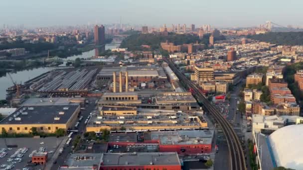 Flygflygning Över Industridelen Inwood Upper Manhatta Mot Midtown Vid Gyllene — Stockvideo