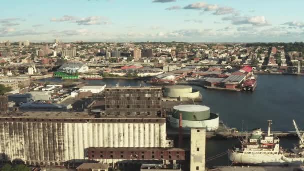Стационарный Снимок Заброшенного Зернового Терминала Ржавого Корабля Неподалеку Бруклине Нью — стоковое видео