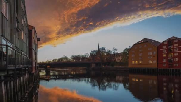 Rivière Nidelva Traverse Trondheim Avec Vieux Entrepôts Vus Gamle Bybro — Video