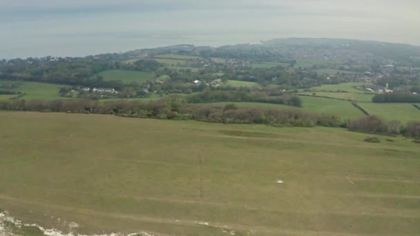 Orbite Drone Aérien Dessus Des Falaises Maritimes Monument Tennyson Île — Video