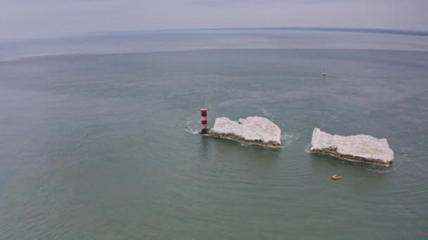 Órbita Aérea Drone Sobre Agulhas Isle Wight Farol — Vídeo de Stock