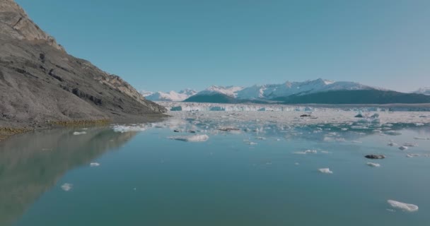 Vista Aerea Sorvolando Lago Ghiacciato Nella Splendida Natura Artica Dell — Video Stock