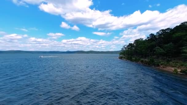 Krásný Dji Phantom Drone Záběr Místní Jezero Lodí Plující Kolem — Stock video