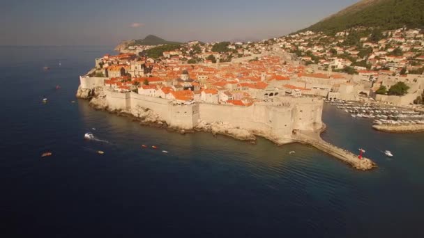 Drone Sobre Dubrovnik Cidade Velha Dia Ensolarado Poucos Barcos Caiaques — Vídeo de Stock