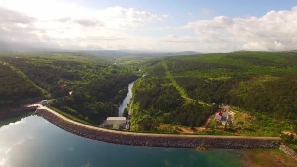 Drone Volando Hacia Adelante Sobre Presa Donde Lago Detiene Río — Vídeos de Stock