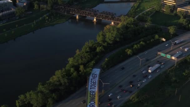 Flygfoto Över Trafiken Avslöjar Soliga Kväll Skyline Columbus Usa Lutning — Stockvideo