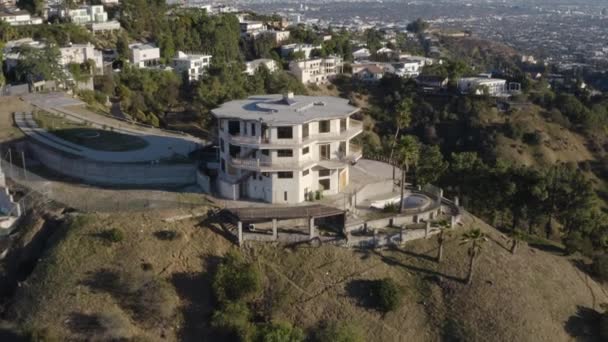 Aerial Pullback Hillside Covered Spooky Decaying Mansions — Stock Video