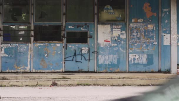 东欧后共产主义国家保加利亚的旧的 被遗弃的巴士站 — 图库视频影像