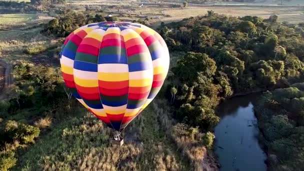 Kırsal Alanda Izole Edilmiş Sıcak Hava Balonu Manzarası Renkli Sıcak — Stok video