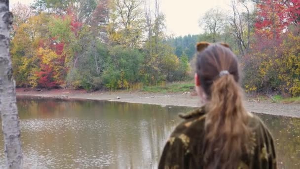 Νεαρή Γυναίκα Θέα Στον Ποταμό Και Φθινοπωρινά Δέντρα — Αρχείο Βίντεο