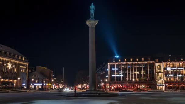 Gente Caminando Por Plaza Ciudad Trondheim Noche Mostrando Estatua Olav — Vídeo de stock