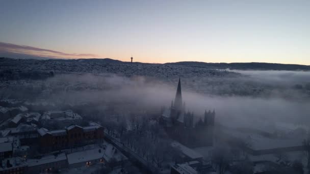 ノルウェーのロンドハイムで光霧に覆われたニダロス大聖堂のパノラマ — ストック動画