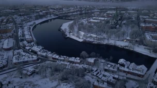 冬にノルウェーのロンドハイム市にあるNideva川の銀行による雪景色のNidarosdomen — ストック動画