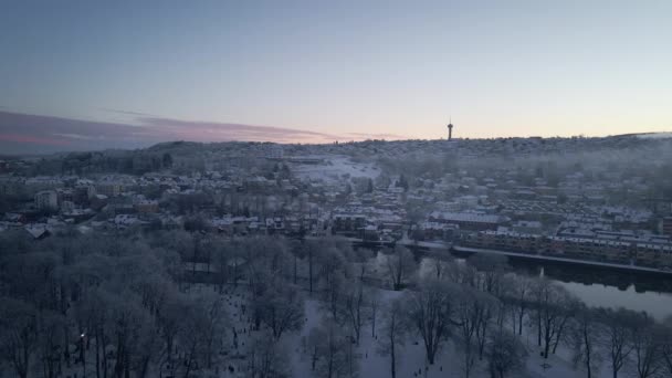 Vista Aérea Cidade Trondheim Coberta Com Neve Fresca Com Torre — Vídeo de Stock