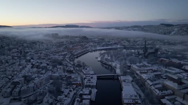 Norveç Trondelag Ilçesindeki Trondheim Şehrinin Üzerinde Gün Doğumunda Nidaros Katedrali — Stok video