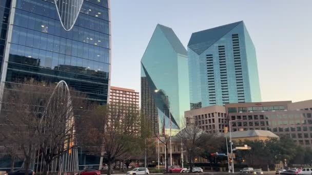 Centrala Dallas Över Motorväg Vid Solnedgången — Stockvideo
