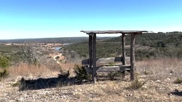 Eine Bank Und Ein Trog Mit Blick Auf Das Hill — Stockvideo