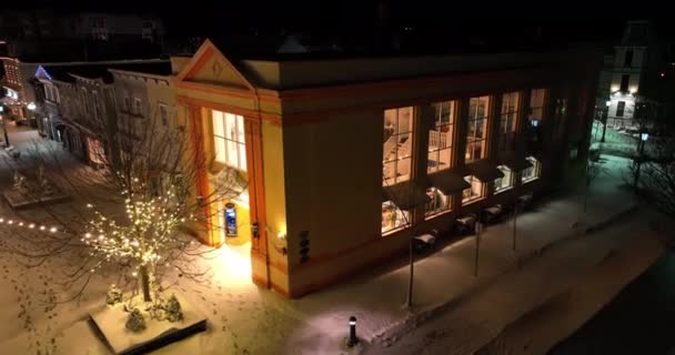Viktorianische Baumarkt Geschäft Der Nacht Für Weihnachten Dekoriert Winterschnee Steigt — Stockvideo