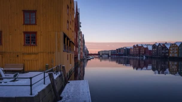 Kleurrijke Huizen Reflecteren Wateren Van Nidelva Rivier Trondheim Noorwegen Bij — Stockvideo