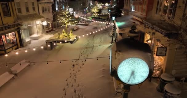 美国新泽西州开普敦华盛顿街的钟表 在新鲜的冬季暴风雪中 夜晚空中飘扬着雪花 圣诞灯 — 图库视频影像